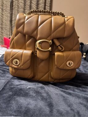 Tabby Backpack With Pillow Quilting
Brass/Honey